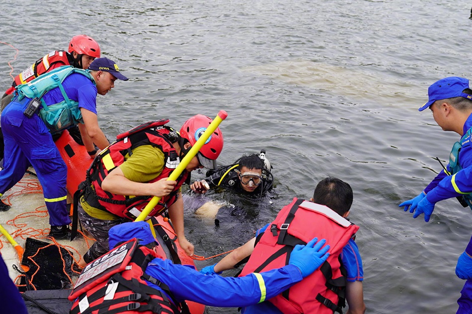 多图直击|贵州安顺一公交车坠湖已致21死,车上有高考生