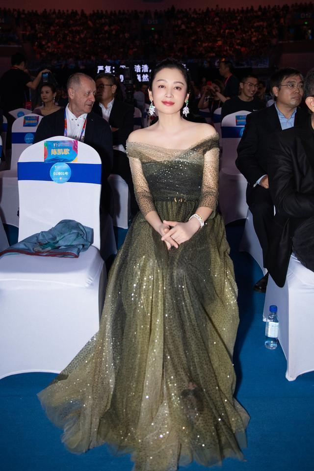 51岁陈红简单坐着,气场依旧强大,网友:不愧是陈凯歌的老婆!