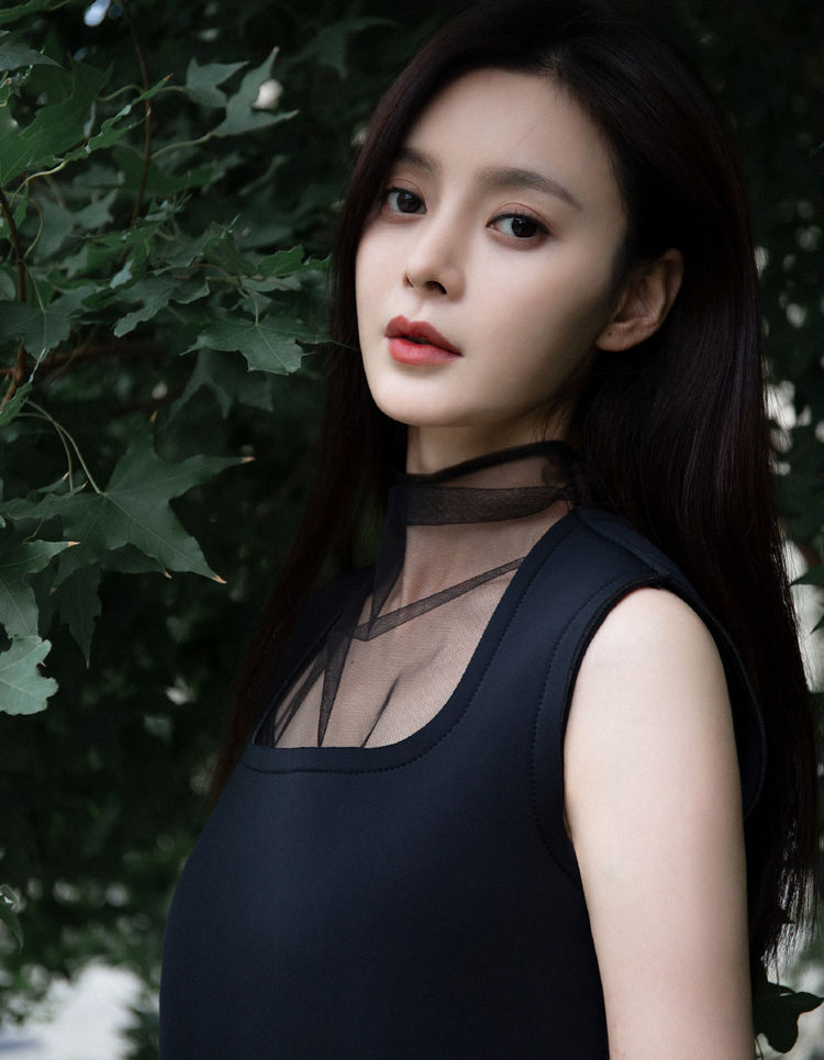 《大江大河》她演王凯初恋,穿黑裙拍写真,美得优雅又高贵
