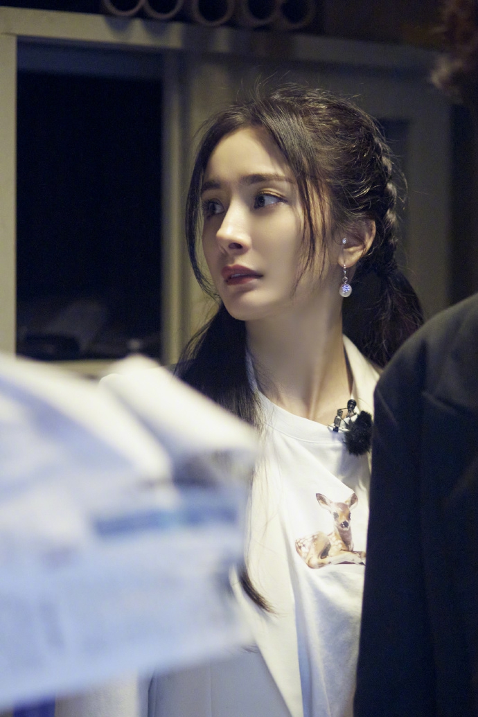 杨幂扎双马尾灵动俏皮,穿黄t叠搭短袖清新减龄超,对镜比剪刀手