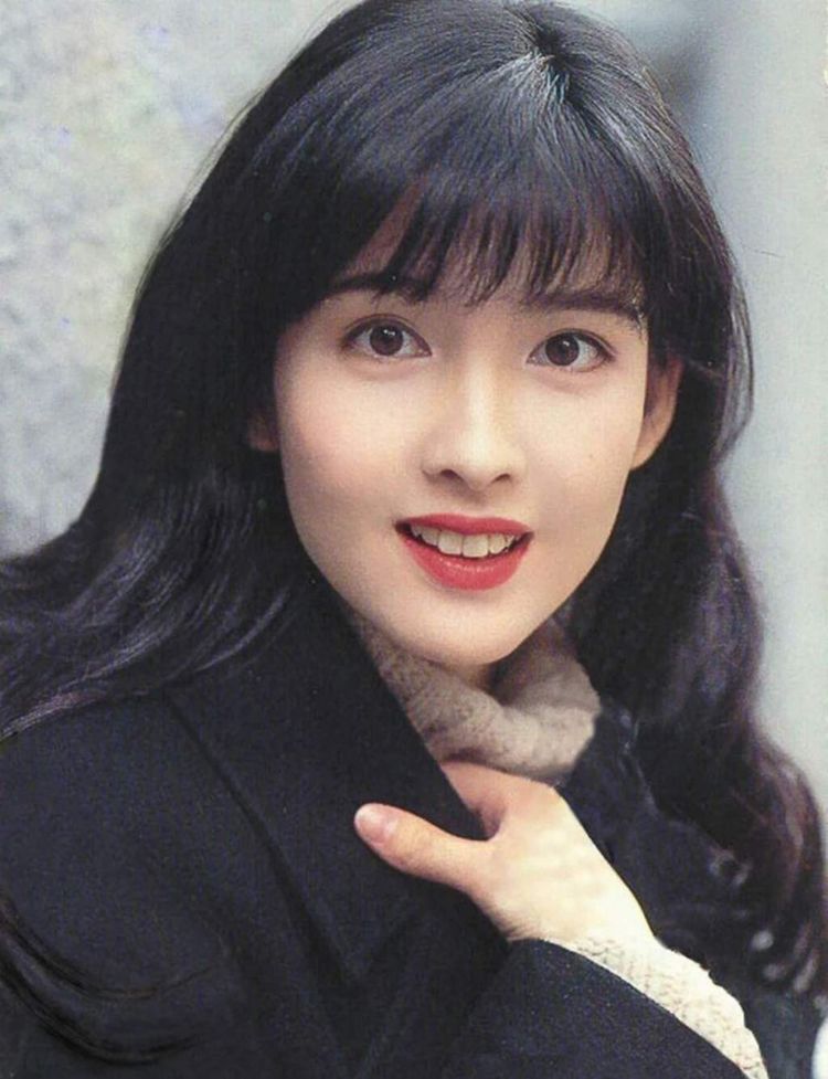 今天要为大家说的是上个世纪热度非常高的"第一玉女"周慧敏女士,虽然