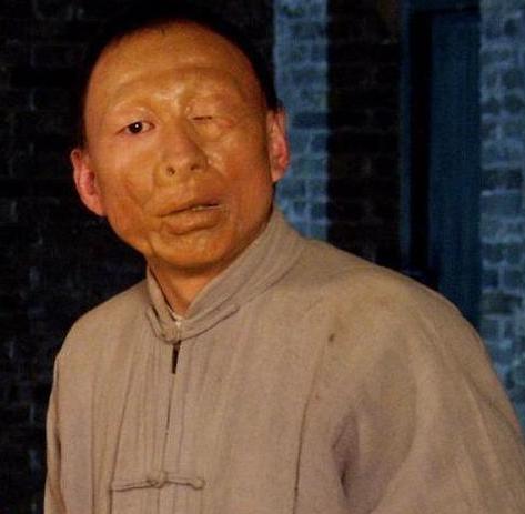 在《大宅门》中饰演长相丑陋的"金二",那造型晚上见到三魂能吓掉两魂