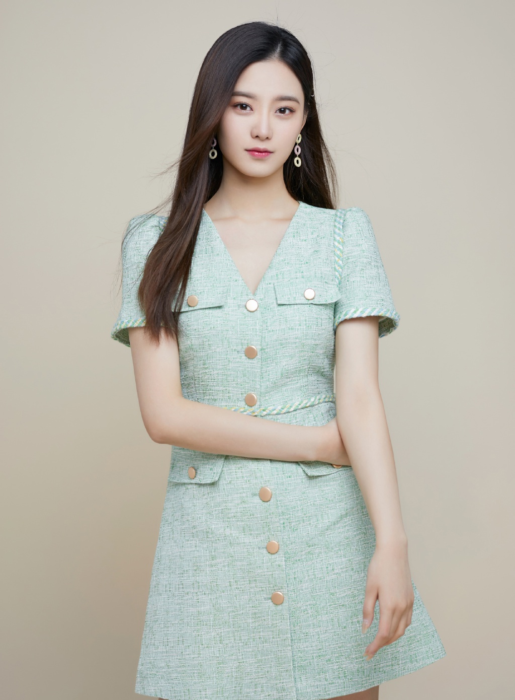 徐艺洋卡第八名成"意难平",穿条纹西装配短靴,女团身材很抢镜