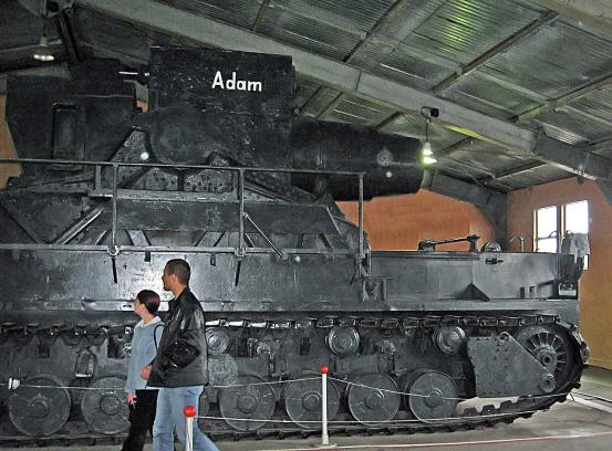 直到纳粹德国覆灭前夕,卡尔臼炮依然在柏林附近阻挡盟军的进攻,并通过