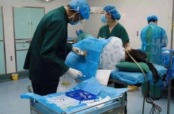 "顺便帮我把脂肪割掉",90后产妇剖腹产提要求,医生:没办法