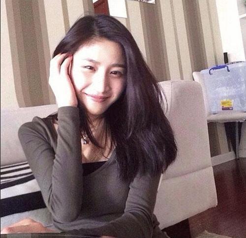 她因"厕所门"一炮而红,作为公众人物,轰动了整个香港娱乐圈