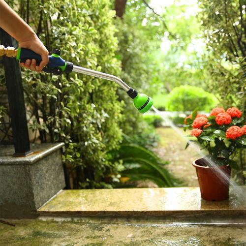 不过并不是所有的地方雨水都适合用来浇花,在某些工业园区集中的区域