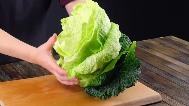 1棵皱叶甘蓝和700克牛肉做出披萨的样子,制作简单步骤详细,好吃