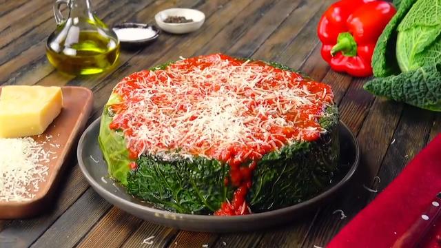 1棵皱叶甘蓝和700克牛肉做出披萨的样子,制作简单步骤详细,好吃