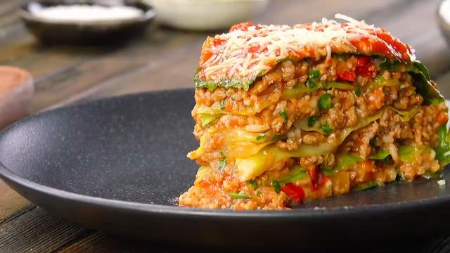 1棵皱叶甘蓝和700克牛肉做出披萨的样子,制作简单步骤详细,好吃