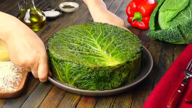 1棵皱叶甘蓝和700克牛肉做出披萨的样子,制作简单步骤详细,好吃