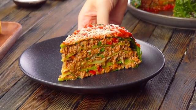 1棵皱叶甘蓝和700克牛肉做出披萨的样子,制作简单步骤详细,好吃