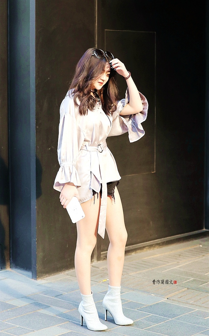街拍夏季依然穿短靴美女要的是酷酷的感觉