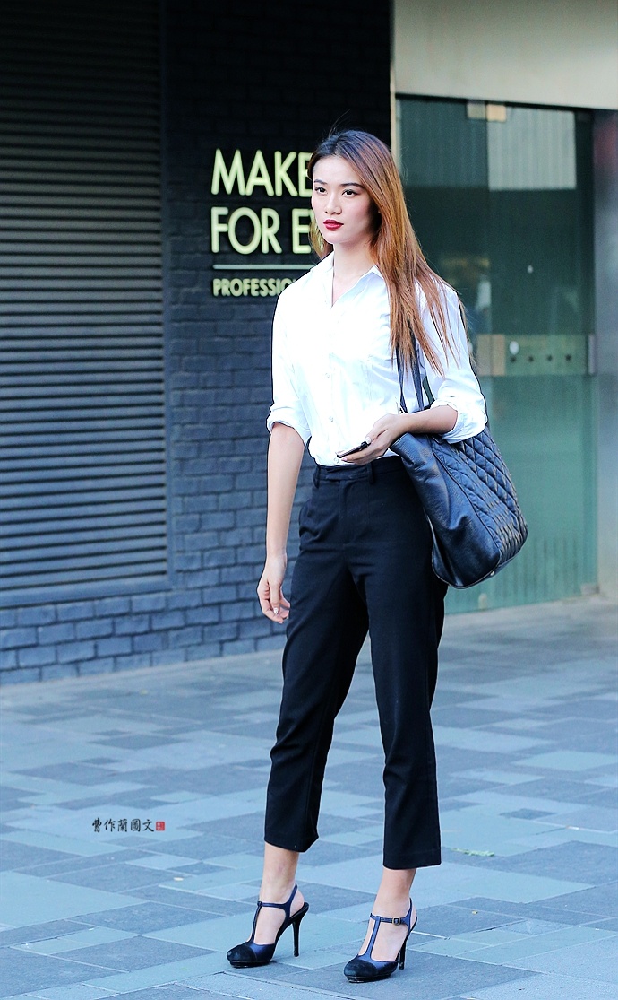 街拍:一件白衬衫穿出满堂彩的美女