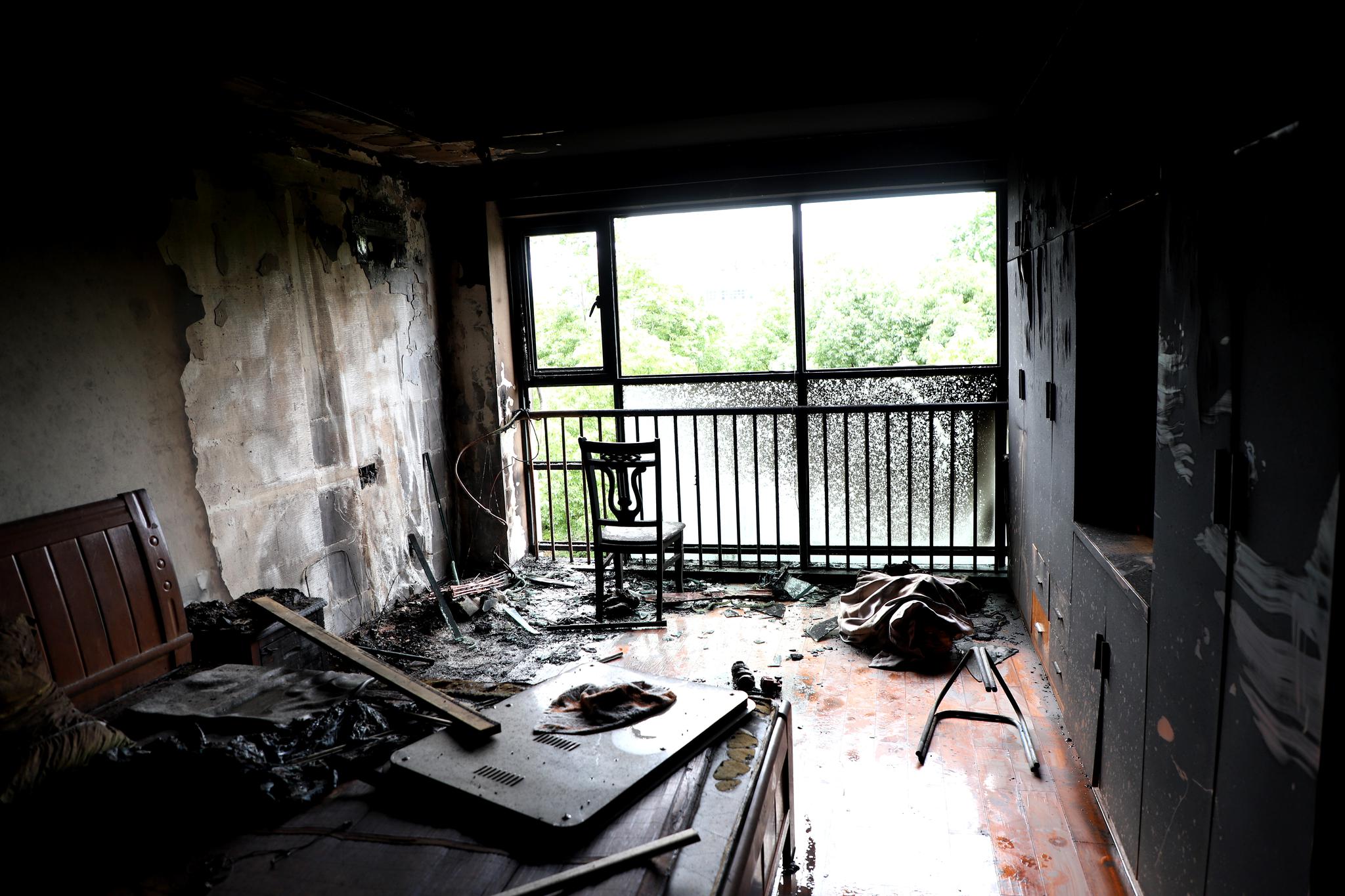 接到群众报警称位于浙江余姚市凤山街道东都佳苑一处居民家中突发火灾