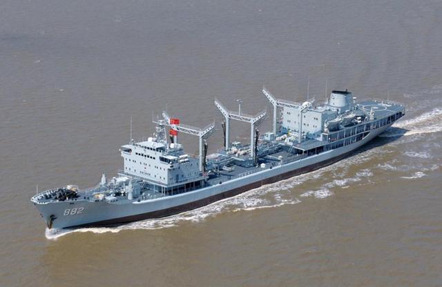 中国第一艘远洋补给舰退役901以后给航母喂奶的活交给我