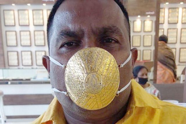 有钱任性:印度商人花2.8万元定制一黄金口罩,但不敢保证安全
