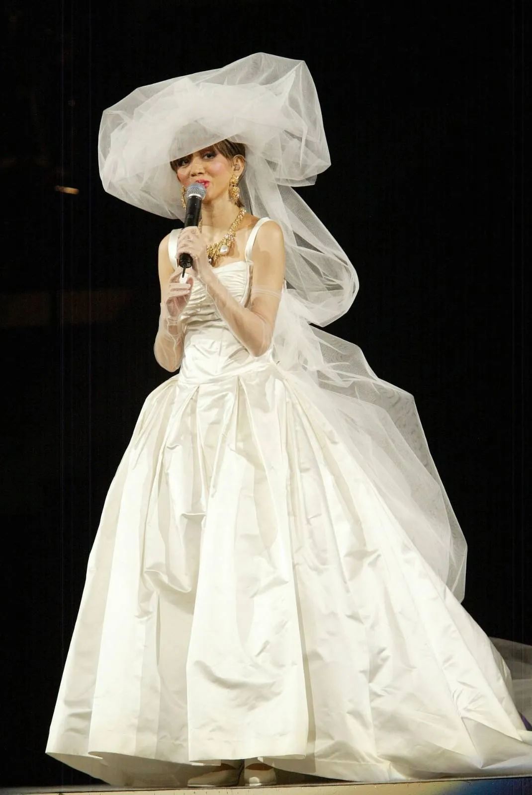 梅艳芳婚纱的意义,伊能静永远不懂