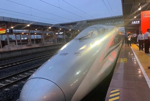 今天上午7点03分 新建安顺至六盘水高速铁路 (以下简称安六高铁) 首趟