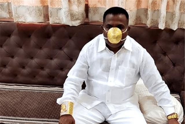 印度男子戴金口罩炫富,座驾暴露真实财力,网友:这也算土豪?