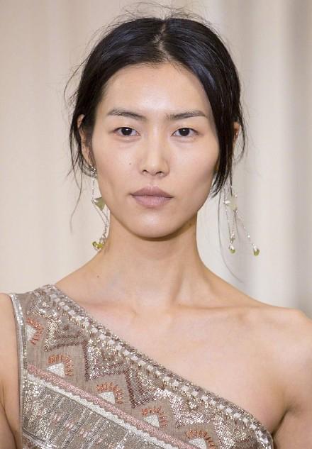 超模刘雯现身巴黎时装周走秀 淡妆优雅气质超群