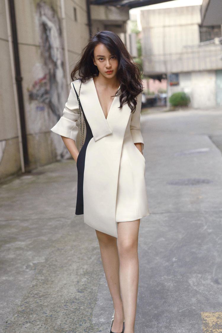 曾和成龙主演功夫瑜伽穿拼接上衣扎丸子头清新高雅韵味十