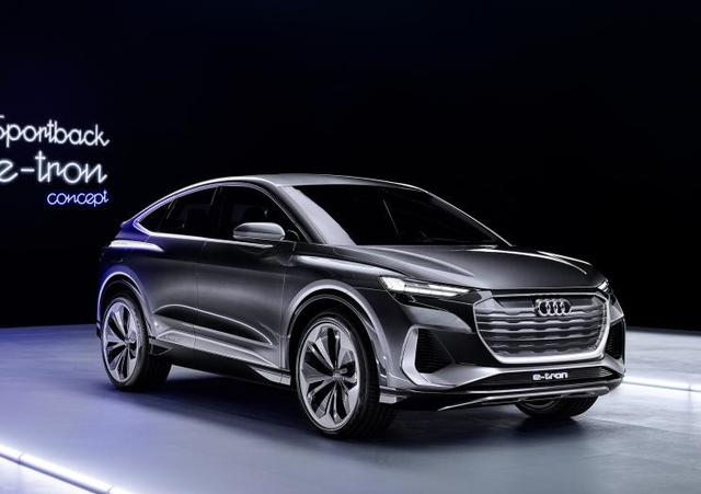 Q4 Sportback e-tron概念车首发，采用最新的家族式设计风格