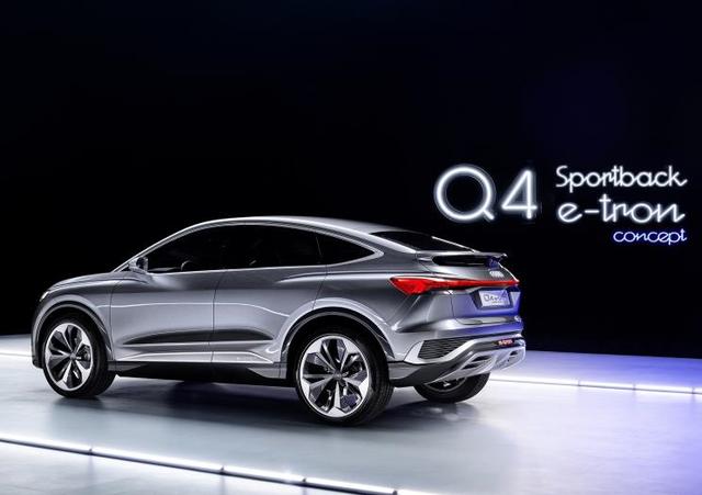 Q4 Sportback e-tron概念车首发，采用最新的家族式设计风格