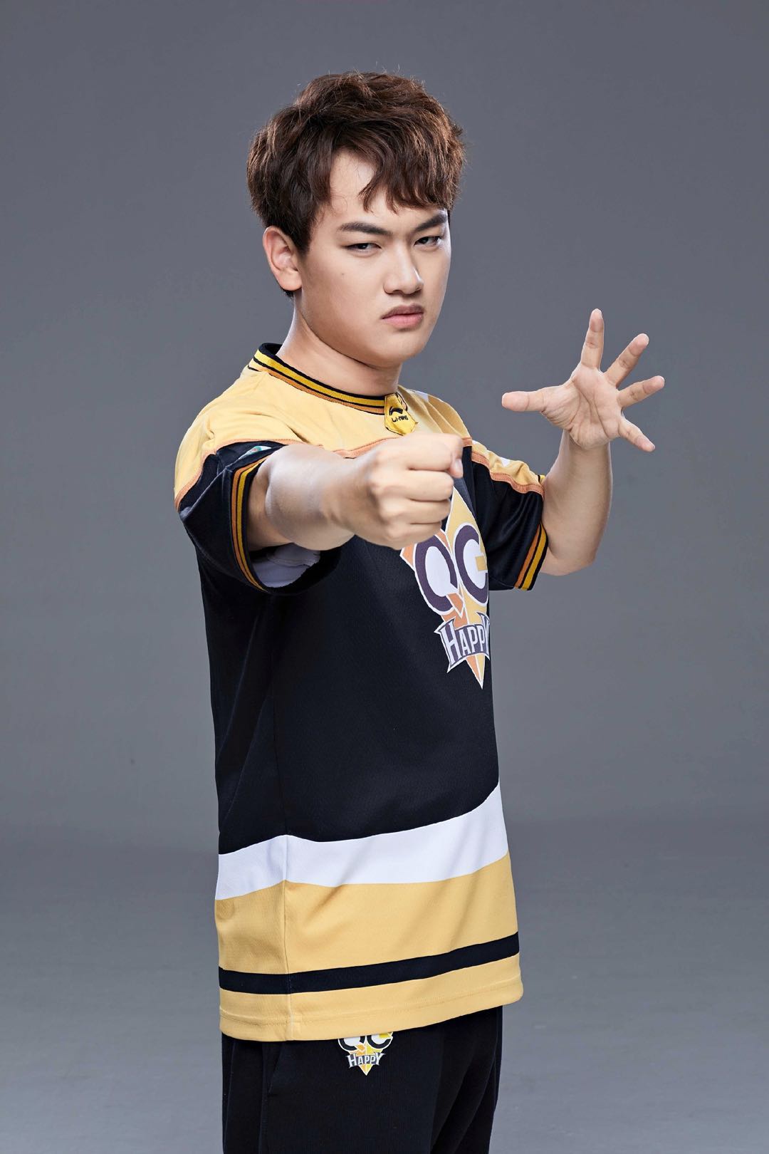 qghappy定妆照发布飞牛暴瘦惹人心疼水友快成下一个九尾了