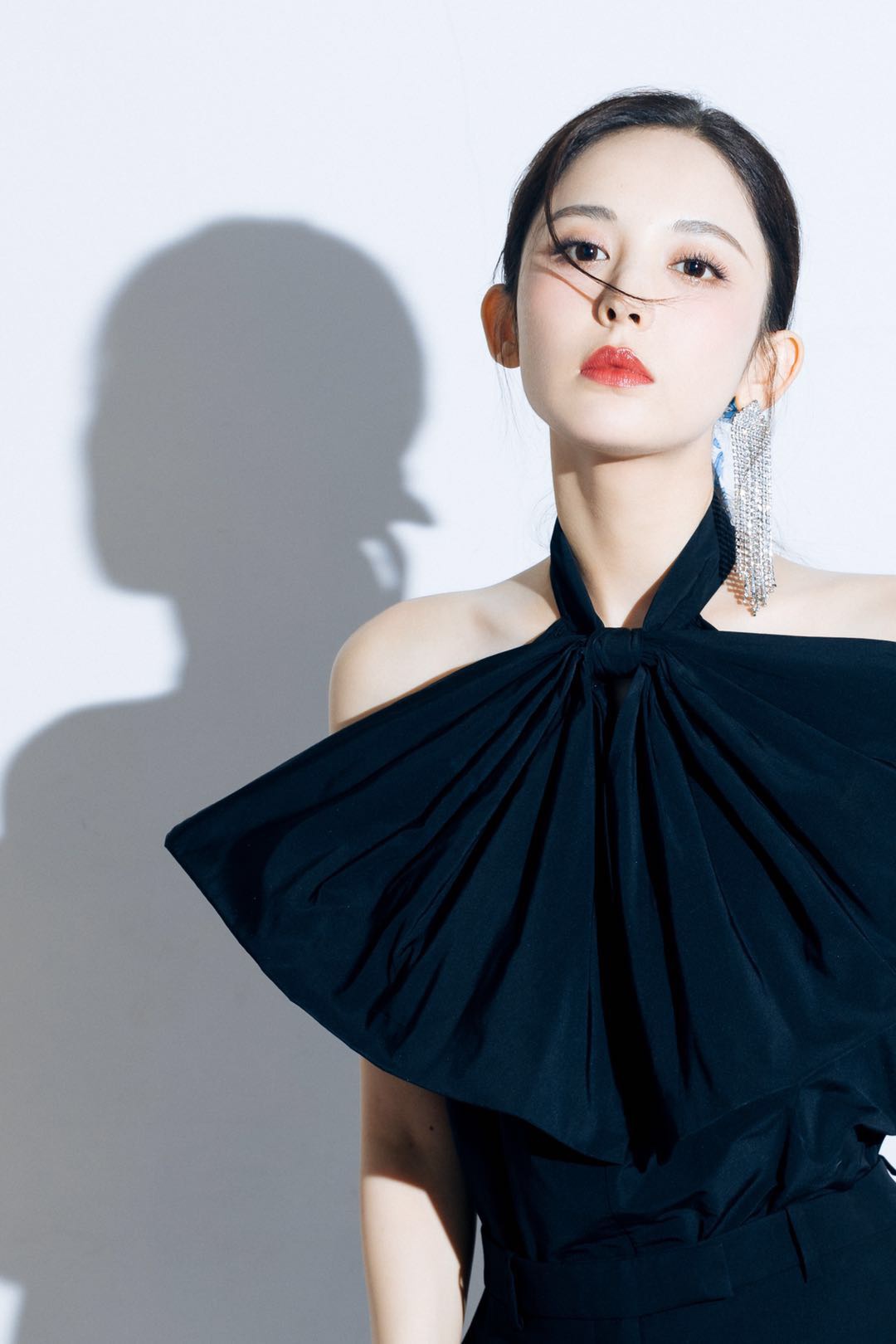 选古力娜扎穿黑色连体裤 钻石流苏耳饰,稀罕