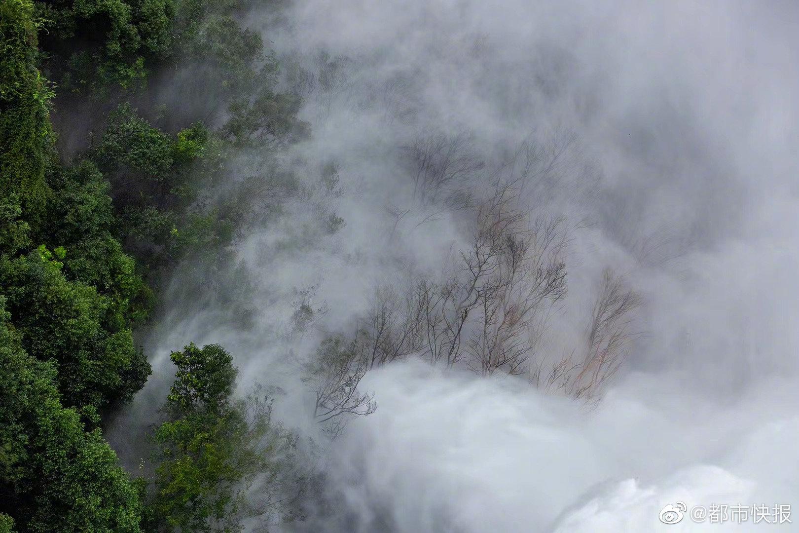 一张图告诉你新安江水库9孔泄洪威力有多大休闲区蓝鸢梦想 - Www.slyday.coM 一张图告诉你新安江水库9孔泄洪威力有多大休闲区蓝鸢梦想 - Www.slyday.coM