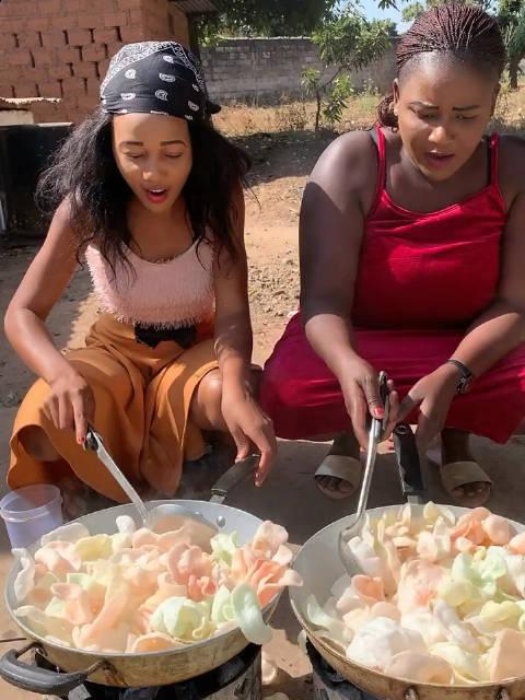 非洲hello先生 第一次吃虾片她们感觉好神奇 手机新浪网