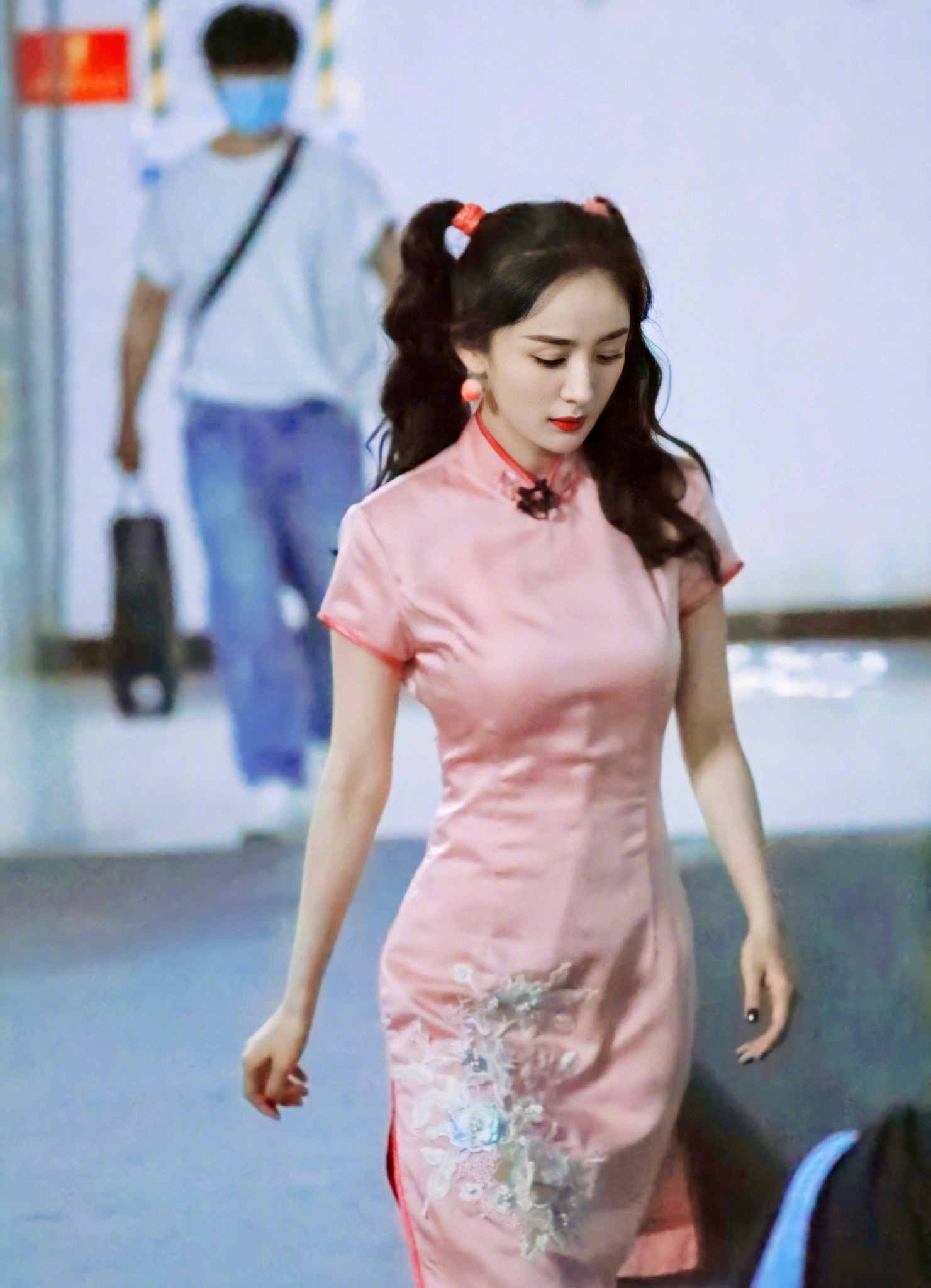 杨幂这是什么神仙美貌,穿粉色旗袍绑双马尾,说她当妈了谁信