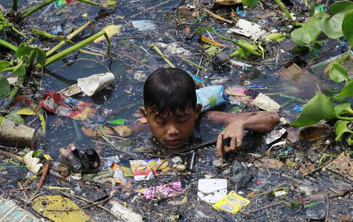 小孩冒着生命危险泡在垃圾河里,背后隐藏的原因让人落泪