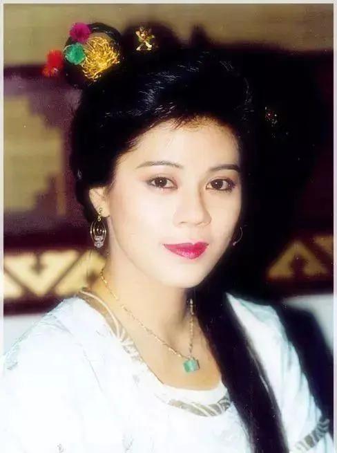 梁艺龄在96版的《笑傲江湖》中扮演任盈盈一角色,凭借自身的精湛演技