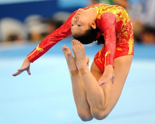 她被誉为"体操皇后",9次夺得世界冠军,如今31岁官至副院长