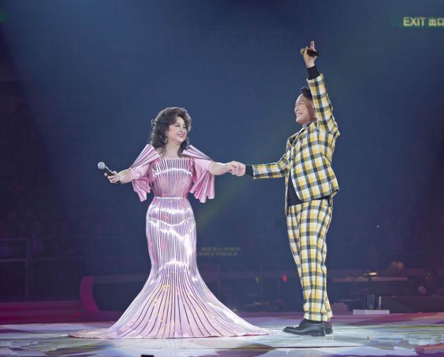 武汉籍歌手现身街头,穿搭朴素低调,现今71岁气质依旧不凡|徐小凤|气质