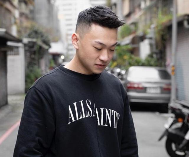 男生不要嫌弃"两边剃光,中间留长"发型,剪这几款,帅气不油腻