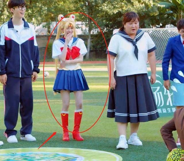 鞠婧祎cos水冰月造型镜头拉远拍的那一刻真实身高藏不住了