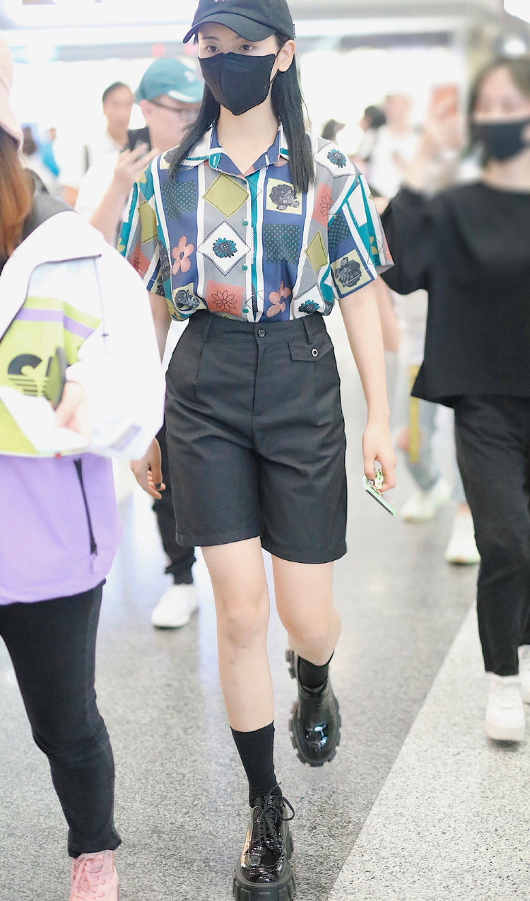 杨超越单飞后更时髦了,穿绿色上衣配短靴,秀"漫画腿"超吸睛