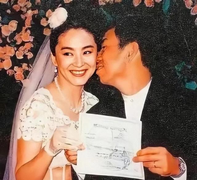 林青霞17出道时貌美如花,40结婚魅力不减,如今显老态却依旧气质