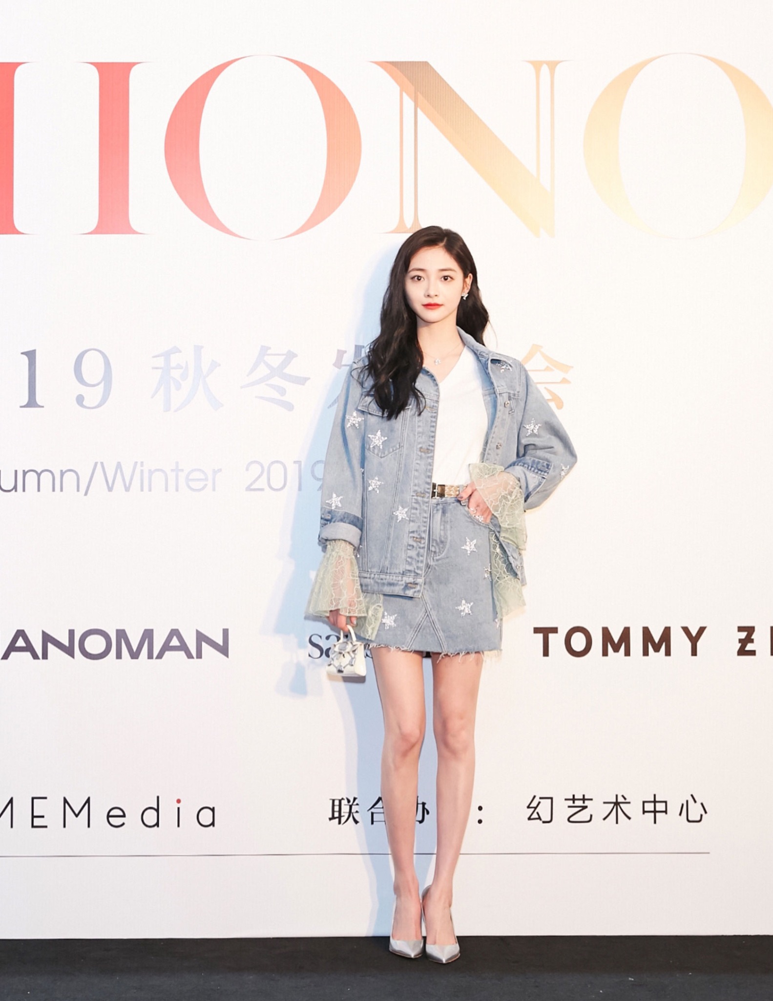 周洁琼怕是只有18岁,穿白色衬衫裙绑丸子头,小秀美腿清纯极了