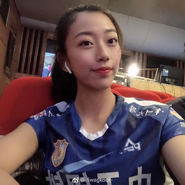 00后女排新星再获郎平青睐,效仿龚翔宇逆袭上位成黑马|00后|孙燕