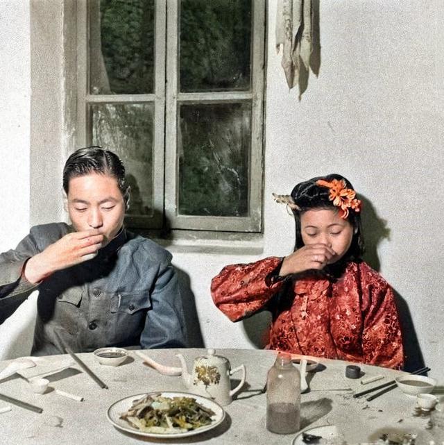 1947年包办婚礼现场:都没成年,女的任人摆布,男的一脸无所谓|民国