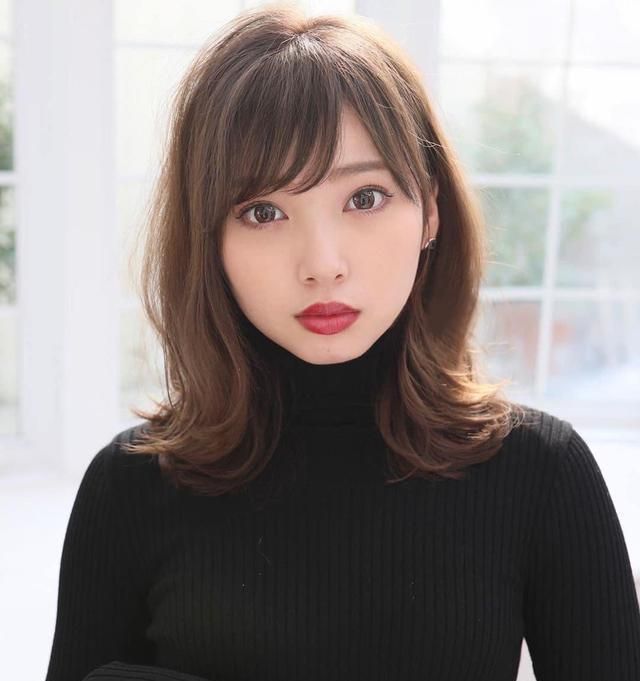 侧分齐肩中长烫发 侧分的齐肩微卷烫发是成熟大女人的首选呢,侧分将