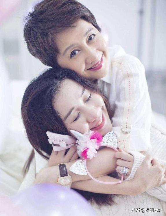 "浪女"何超盈曾神情恍惚蹲坐街头陷丑闻,称想做赌王唯一的女儿