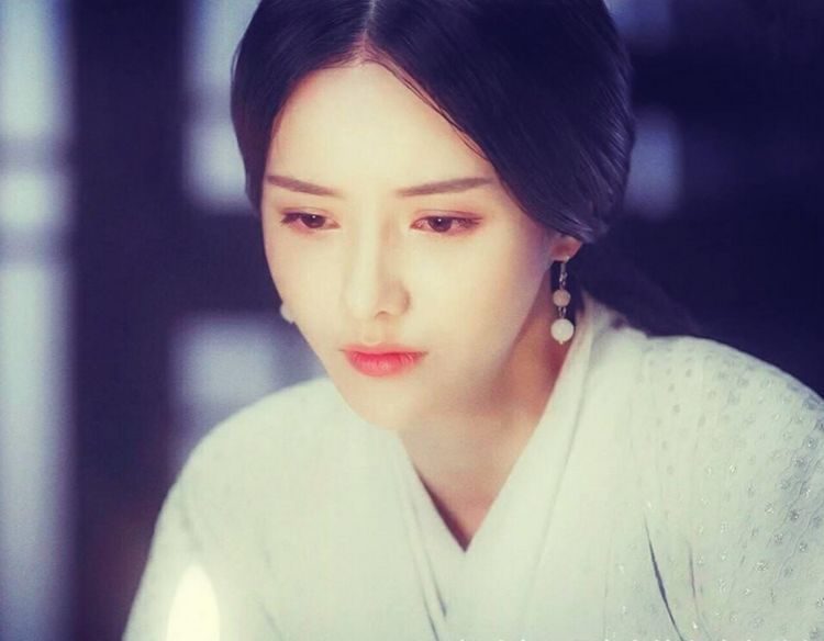 她虽是一国之母,却因为容貌不再美丽而失宠,最后被皇帝所不喜