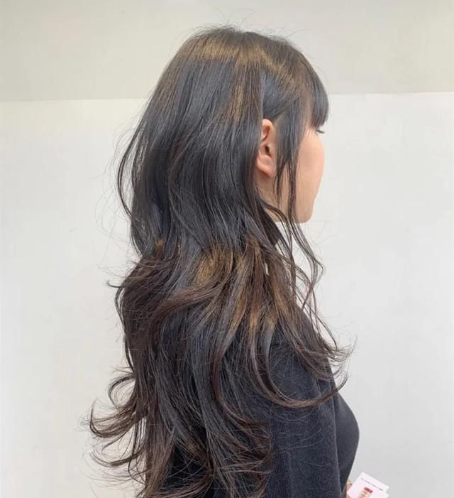 喜欢夏天留长发的小姐姐!高层次发型是必不可少,清爽又时髦