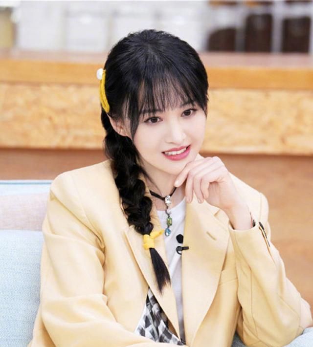 郑爽30岁还在扎麻花辫,本以为不合适,谁料效果意外的清新减龄