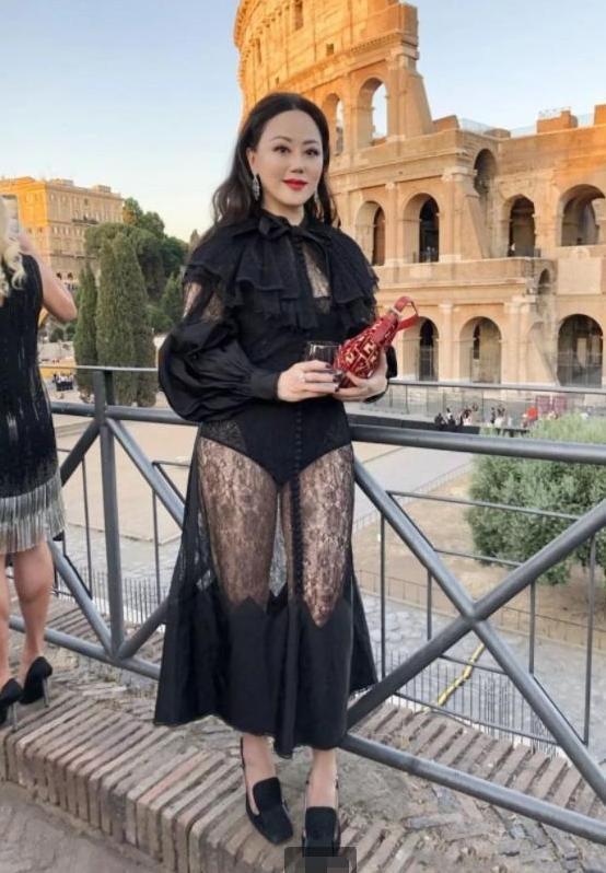 "桃色女王"章小蕙:病床前上演"活春宫 "原配观战后被"气死"